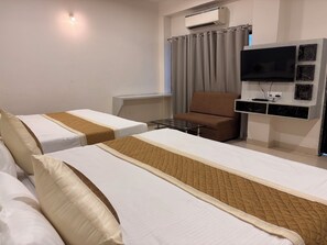 Habitación familiar doble, varias camas, vistas a la ciudad | Ropa de cama de alta calidad y edredones de plumas