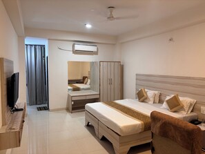 Premium Room | Premium bedding, down comforters, memory foam beds, free WiFi - White Pearl - Jabalpur (Jabalpur)