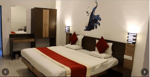 Family Room | Premium bedding, down comforters, memory foam beds, free WiFi - White Pearl - Jabalpur (Jabalpur)