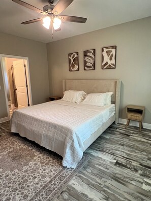 3 bedrooms, iron/ironing board, WiFi, bed sheets - New Construction Home (Pensacola)