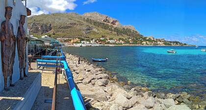 Vacation home in Sferracavallo a few steps from the sea Ideal for families