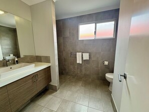 Family House, Garden View | Bathroom | Shower, hair dryer, towels, soap - Blau - The Blue House (Dunsborough)
