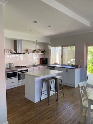 Family House, Garden View | Private kitchen | Full-size fridge, microwave, oven, stovetop - Blau - The Blue House (Dunsborough)