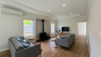 Family House, Garden View | Ruang tamu | 55 inci televisyen dengan digital