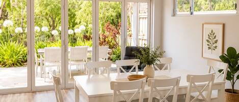 Family House, Garden View | In-room dining