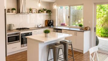 Maison Familiale, vue jardin | Cuisine privée | Grand réfrigérateur, micro-ondes, four, plaque de cuisson