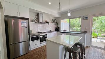 Family House, Garden View | Dapur peribadi | Peti sejuk/penyejuk beku saiz penuh, ketuhar gelombang mikro, ketuhar