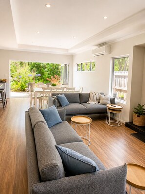 Family House, Garden View | Living area | 55-inch TV with digital channels - Blau - The Blue House (Dunsborough)