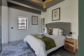 1 slaapkamer, een bureau, een strijkplank/strijkijzer, wifi