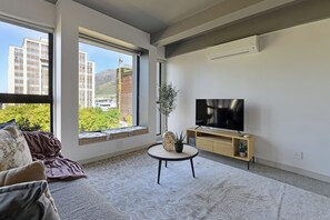 Smart TV - Lux - Apartment with Rooftop Pool. No Load Shedding! (Cape Town)