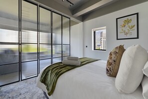 1 bedroom, desk, iron/ironing board, WiFi - Lux - Apartment with Rooftop Pool. No Load Shedding! (Cape Town)