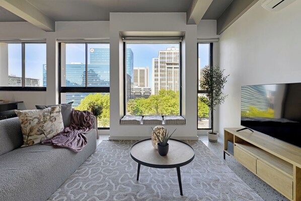 Smart TV - Lux - Apartment with Rooftop Pool. No Load Shedding! (Cape Town)