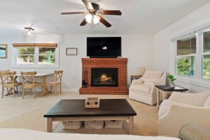 Smart TV, fireplace