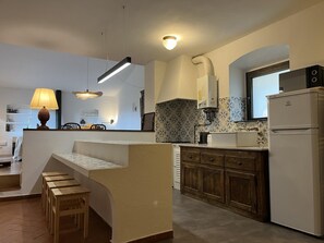 Kylskåp, mikrovågsugn, ugn och kaffe- och tebryggare