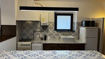 Een koelkast, een magnetron, een oven, een koffiezetapparaat/waterkoker