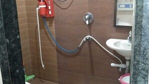 A bathroom with a shower, sink, and toilet. - Hotel Medwin Kashi Dham (Varanasi)