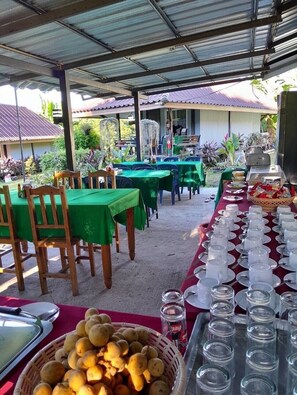 Desayuno con opciones de la cocina local todos los días (con cargo)