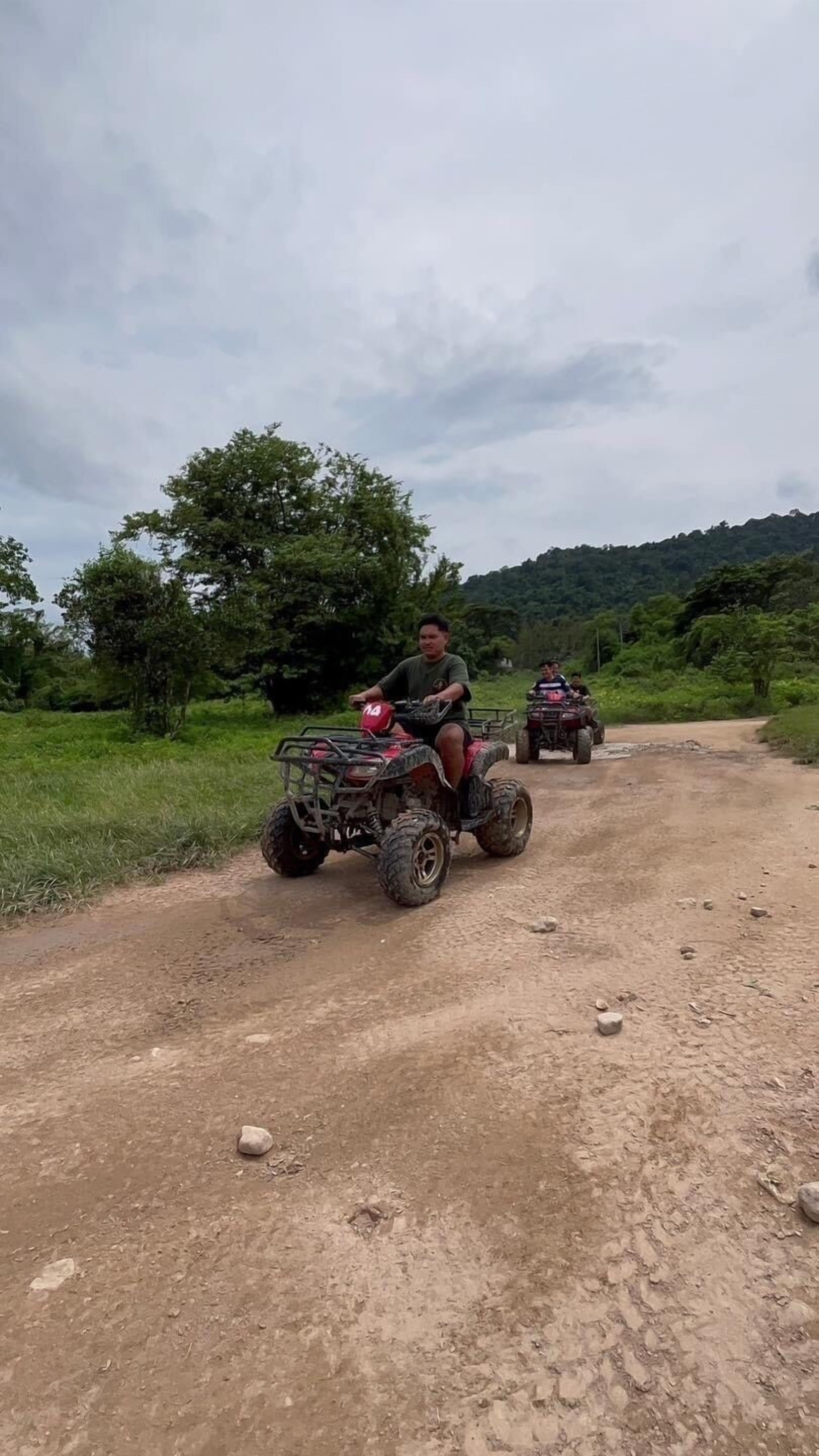 Un camino de tierra con vehículos todo terreno.