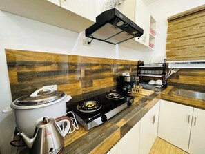 冷蔵庫、電子レンジ、コンロ、電気ポット