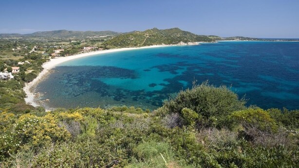 A coastal landscape with a clear blue sea, a sandy beach, and lush greenery. - Villa a few steps from the sea of Villasimius (Villasimius)