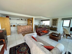 Smart TV, DVD player, books, stereo - Rare : Grande Maison Incroyable vue mer (Roscanvel)