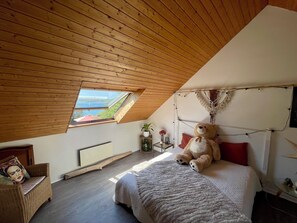 3 bedrooms, desk, iron/ironing board, travel cot