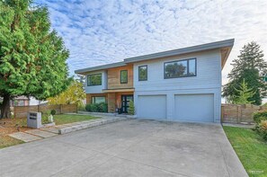 Exterior - 3 BR Seaside Bliss-Close to the beach-OCEAN VIEW! (White Rock)
