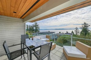 Outdoor dining - 3 BR Seaside Bliss-Close to the beach-OCEAN VIEW! (White Rock)