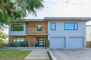 Exterior - 3 BR Seaside Bliss-Close to the beach-OCEAN VIEW! (White Rock)
