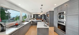 3 BR Seaside Bliss-Close to the beach-OCEAN VIEW!