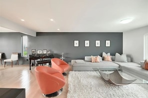 Smart TV - 3 BR Seaside Bliss-Close to the beach-OCEAN VIEW! (White Rock)