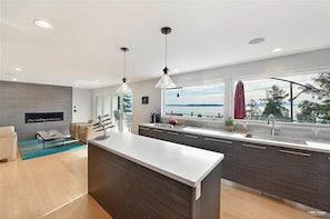 Fridge, microwave, oven, stovetop - 3 BR Seaside Bliss-Close to the beach-OCEAN VIEW! (White Rock)