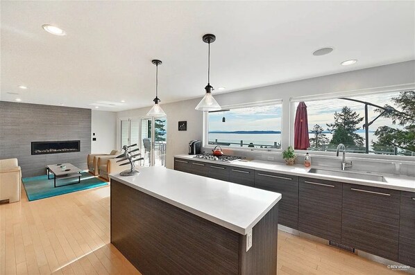 Fridge, microwave, oven, stovetop - 3 BR Seaside Bliss-Close to the beach-OCEAN VIEW! (White Rock)