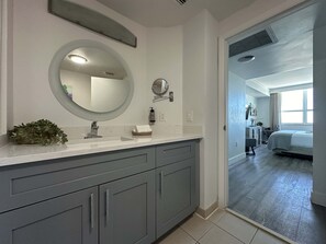 Iron/ironing board, travel crib, WiFi, bed sheets - MVR Suite Boutique Living with Big Luxury Energy (Miami)