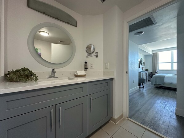 مكواة/لوح كي وسرير سفر وواي فاي وملاءات أسرّة