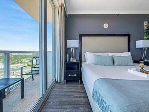 Tabla de planchar con plancha, cuna de viaje, wifi y ropa de cama