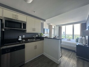 Frigorífico, microondas, horno y placa de cocina