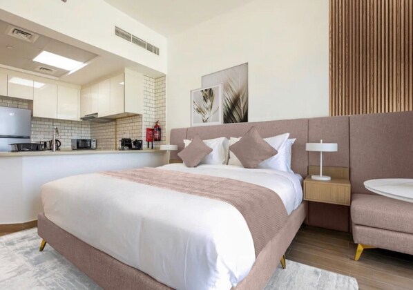 Iron/ironing board, WiFi, bed sheets - Cozy studio with WiFi and AC in phenomenal Dubai (Dubai)