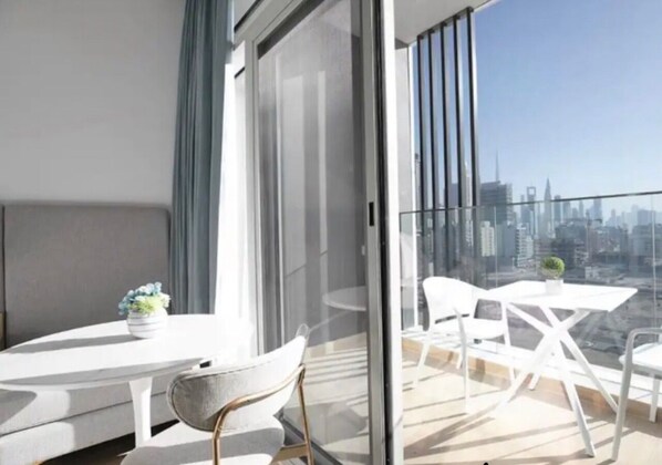 Outdoor dining - Cozy studio with WiFi and AC in phenomenal Dubai (Dubai)