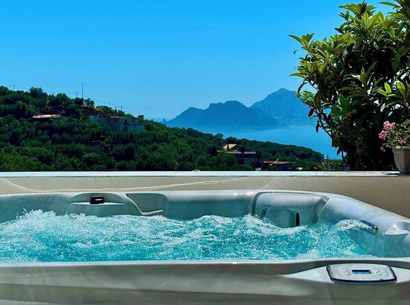 Outdoor spa tub