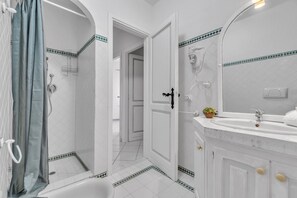 Shower, bidet, towels - Penthouse with panoramic terrace (Liscia di Vacca)
