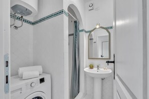 Shower, bidet, towels - Penthouse with panoramic terrace (Liscia di Vacca)