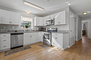 Comfort House, 3 Bedrooms, Non Smoking, Patio | Private kitchen | Fridge, microwave, oven, stovetop - Cozy Condo with Spacious Patio (D'Iberville)