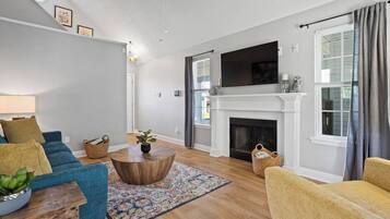 Rumah Comfort, 3 kamar tidur, Bebas Asap Rokok, patio | Ruang keluarga | Smart TV 49-inci dengan saluran TV digital dan perapian