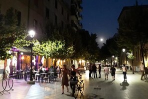Outdoor dining - Your home for visiting Rome - sun, relax and fun near Metro (Roma)