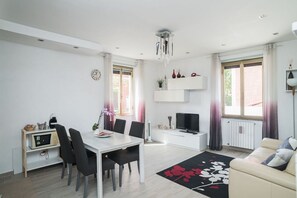 Een smart-tv en boeken