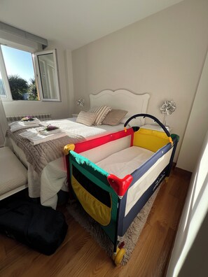 4 habitaciones, tabla de planchar con plancha y cuna de viaje 