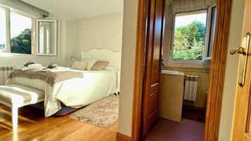 4 slaapkamers, een strijkplank/strijkijzer, reisbedje, gratis wifi