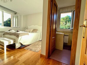 4 habitaciones, tabla de planchar con plancha y cuna de viaje 