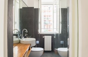 Asciugacapelli, asciugamani, sapone, carta igienica